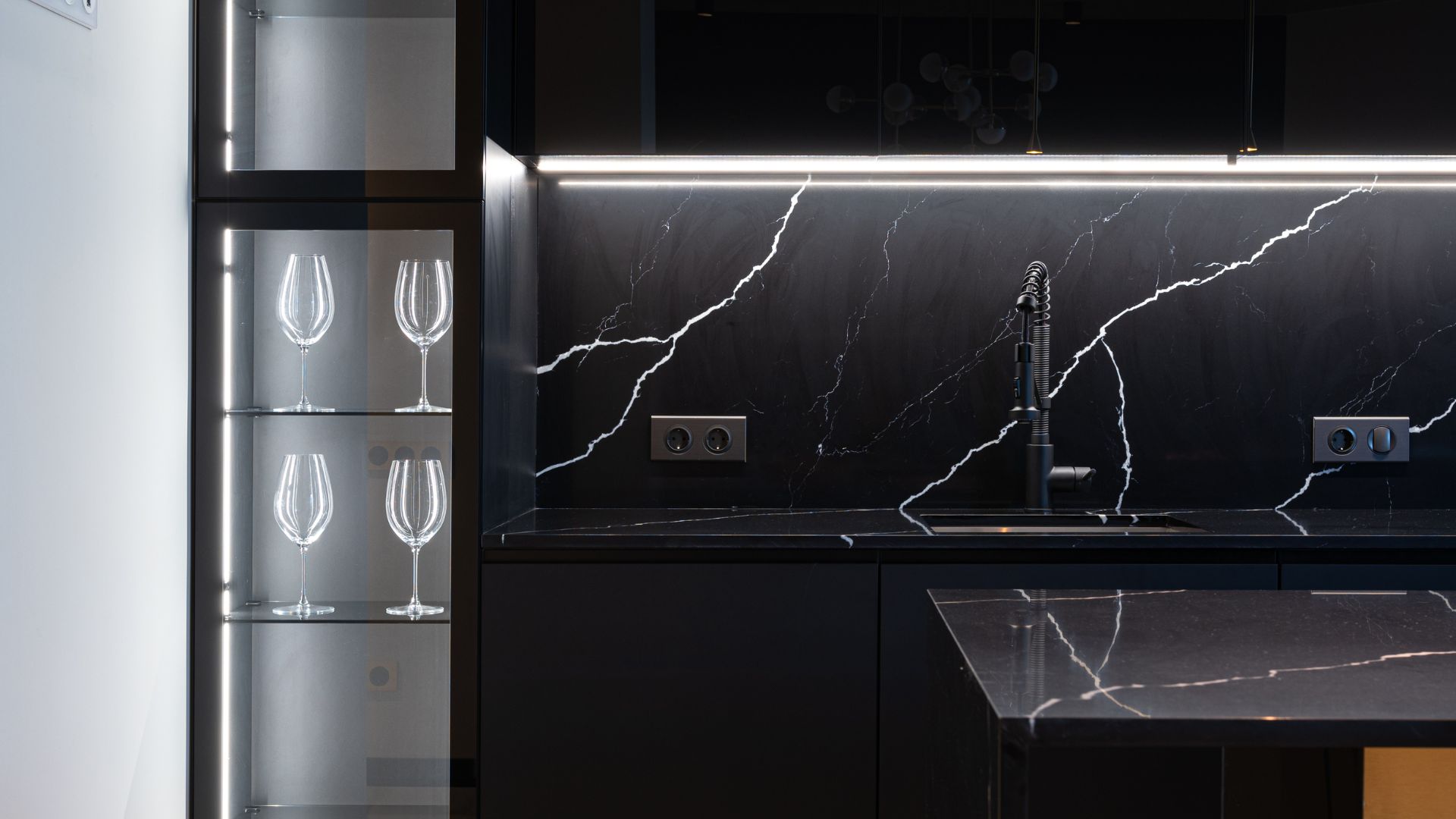 black-modern-kitchen-cabinets-bold-elegance